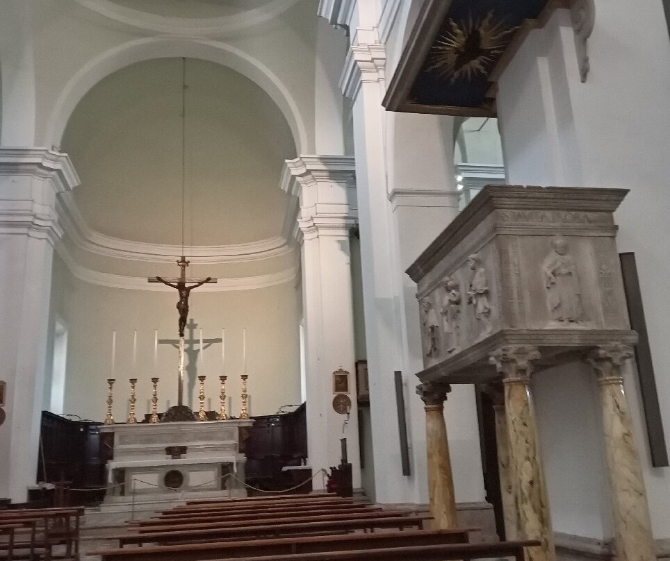 Concattedrale Dei Santi Alberto E Marziale-埃尔萨谷口村必去景点