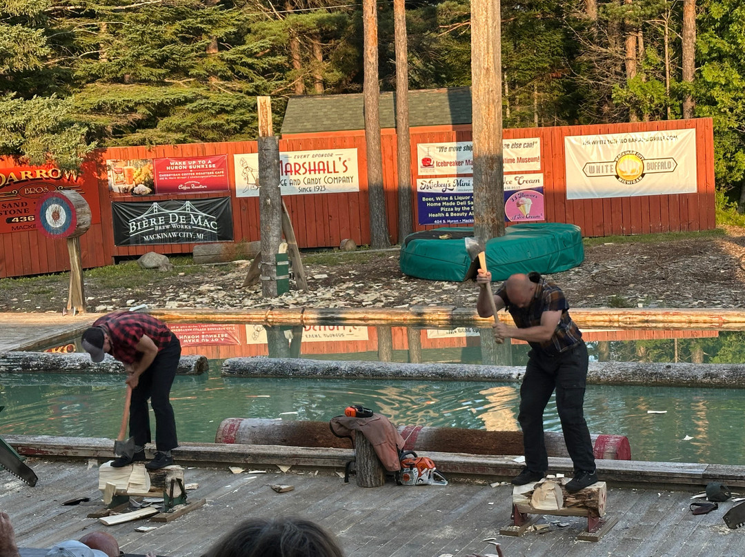 Jack Pine Lumberjack Show-麦基诺城必去景点