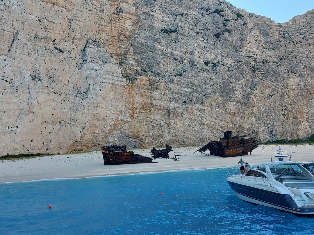 Golden Dolphin-阿雷克斯必去景点