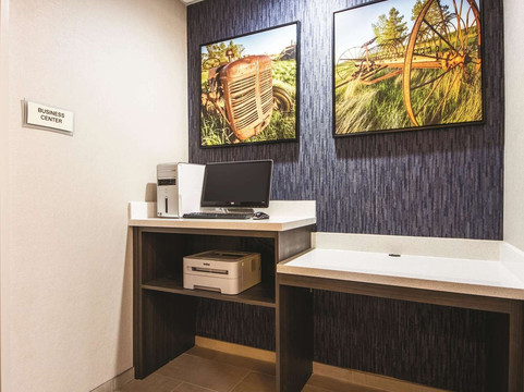 麦金尼拉昆塔温德姆套房酒店