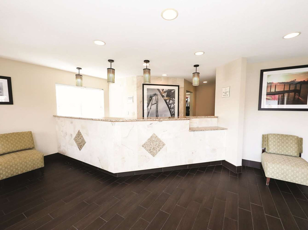 拉昆塔温德姆酒店-近桑达斯基锡达波因特