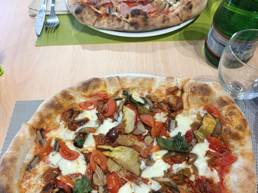 Monteforte Irpino餐馆和美食-Naples Pizza & More