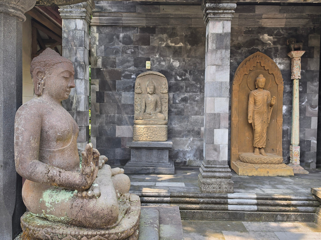Mendut Buddhist Monastery-Mungkid必去景点