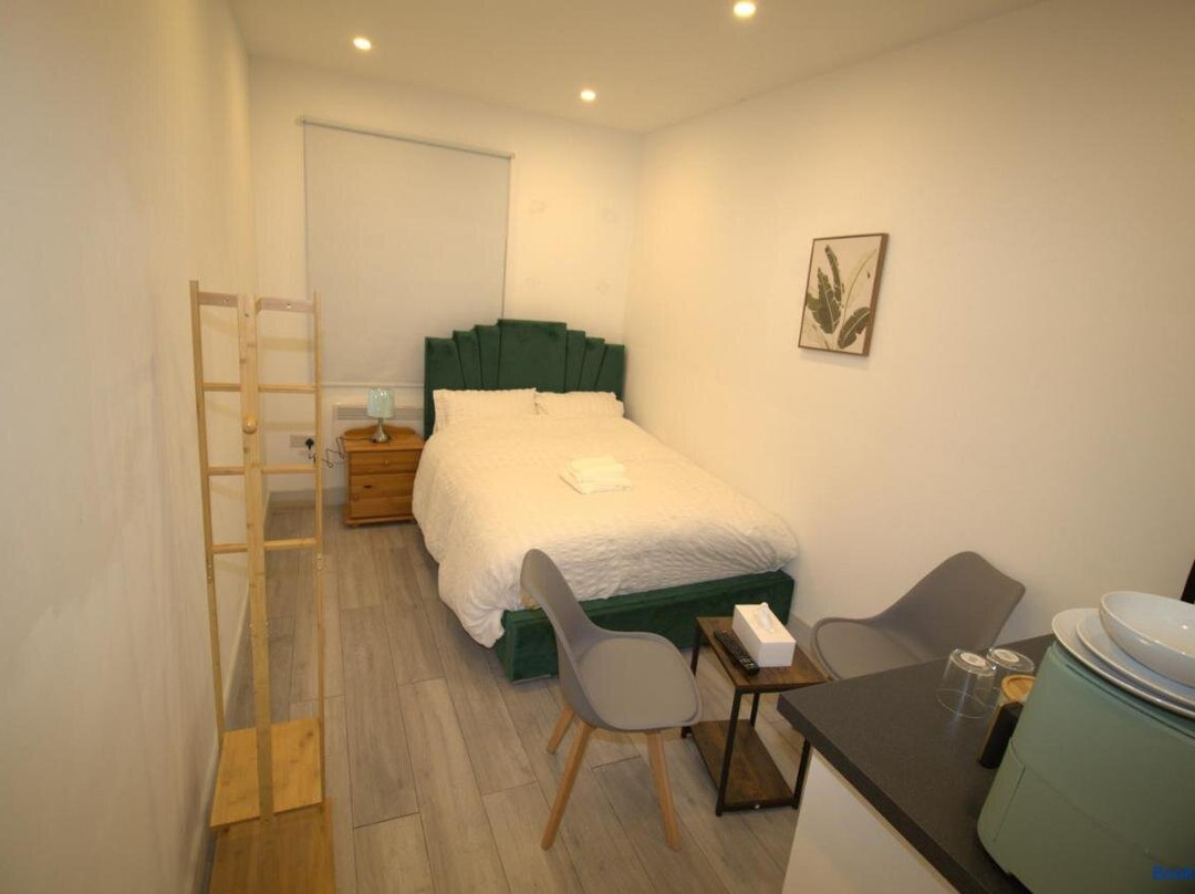 AMD Hotel Modern Comfort in the Heart of Sutton SM1