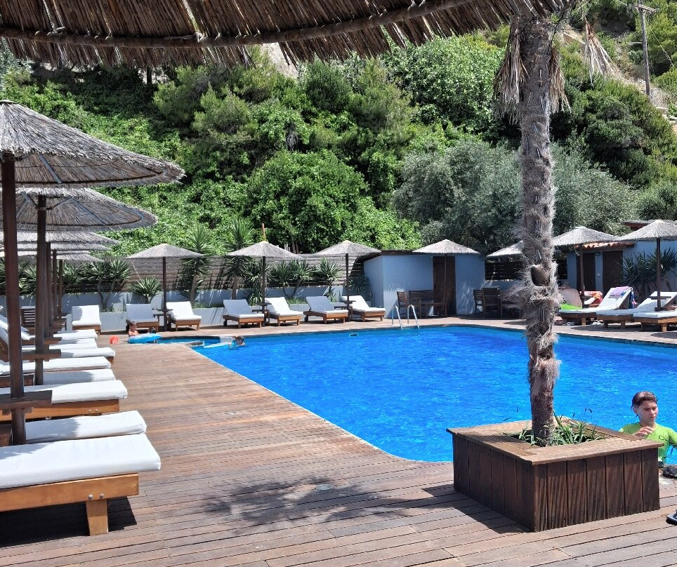 Pefkoulia Beach-Tsoukaladhes必去景点