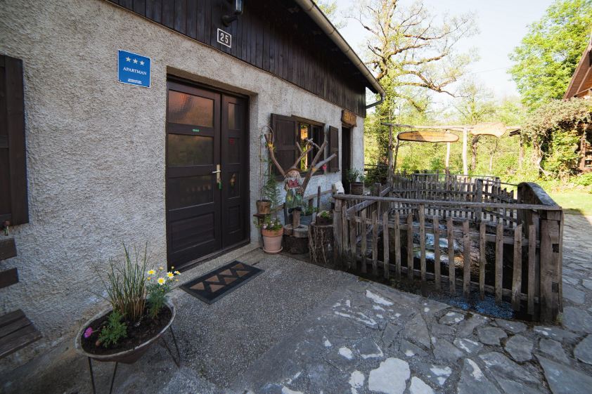 Guesthouse Pod Rastockim Krovom-客卧