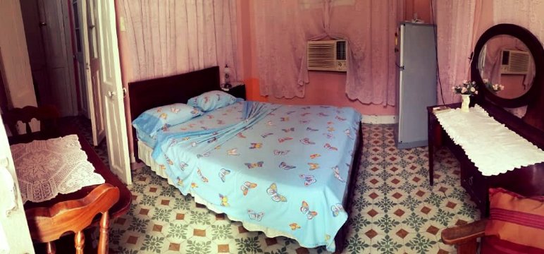 Roly Colonial House Behind Capitol-官方