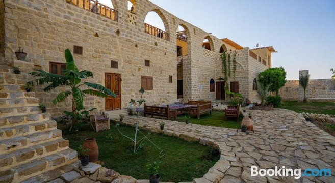 White Horse - Tunis Village