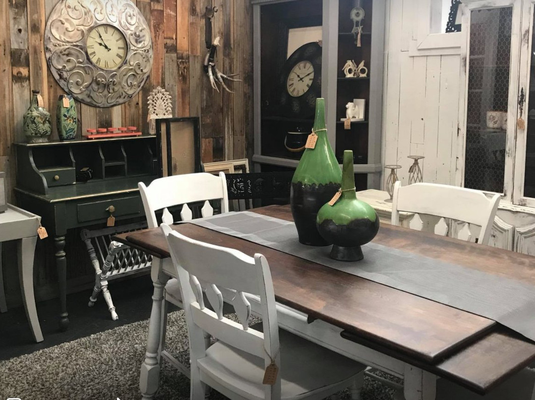 Trader Maes Furniture & Decor Market景点图片