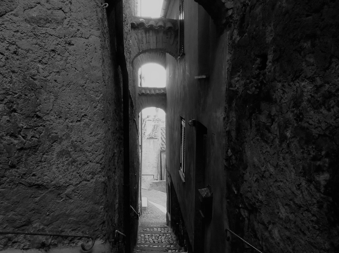 Vicolo della Grondarella con vista lago-Anguillara Sabazia必去景点