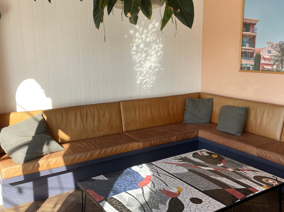 拉维斯饭店主图