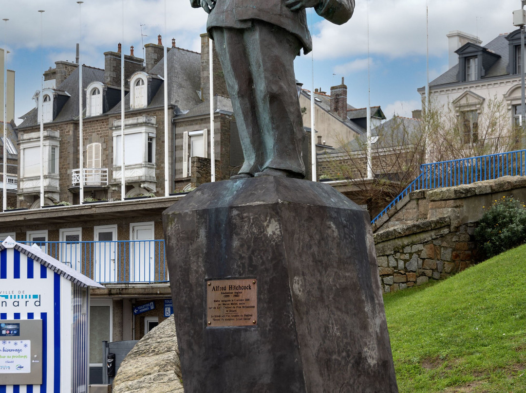 Statue d'Alfred Hitchcock-迪纳尔必去景点