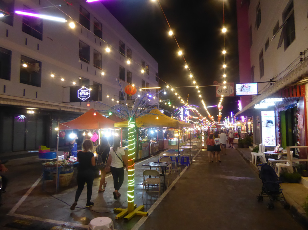 Dragon Night Market-芭东海滩必去景点