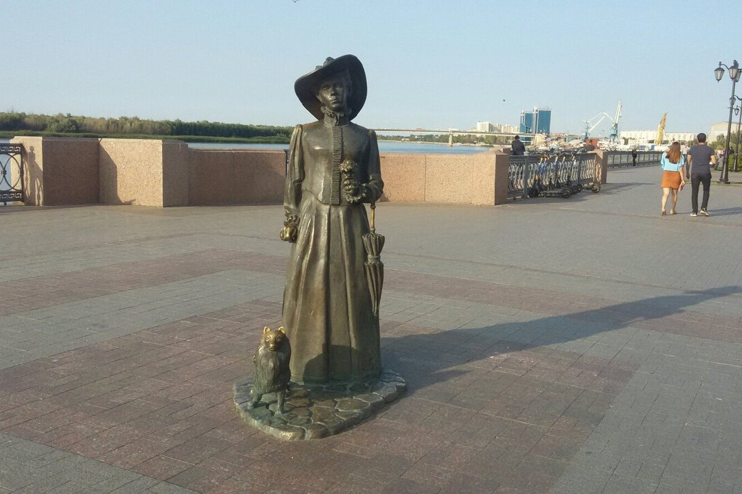Sculpture Lady with the Dog-阿斯特拉罕必去景点