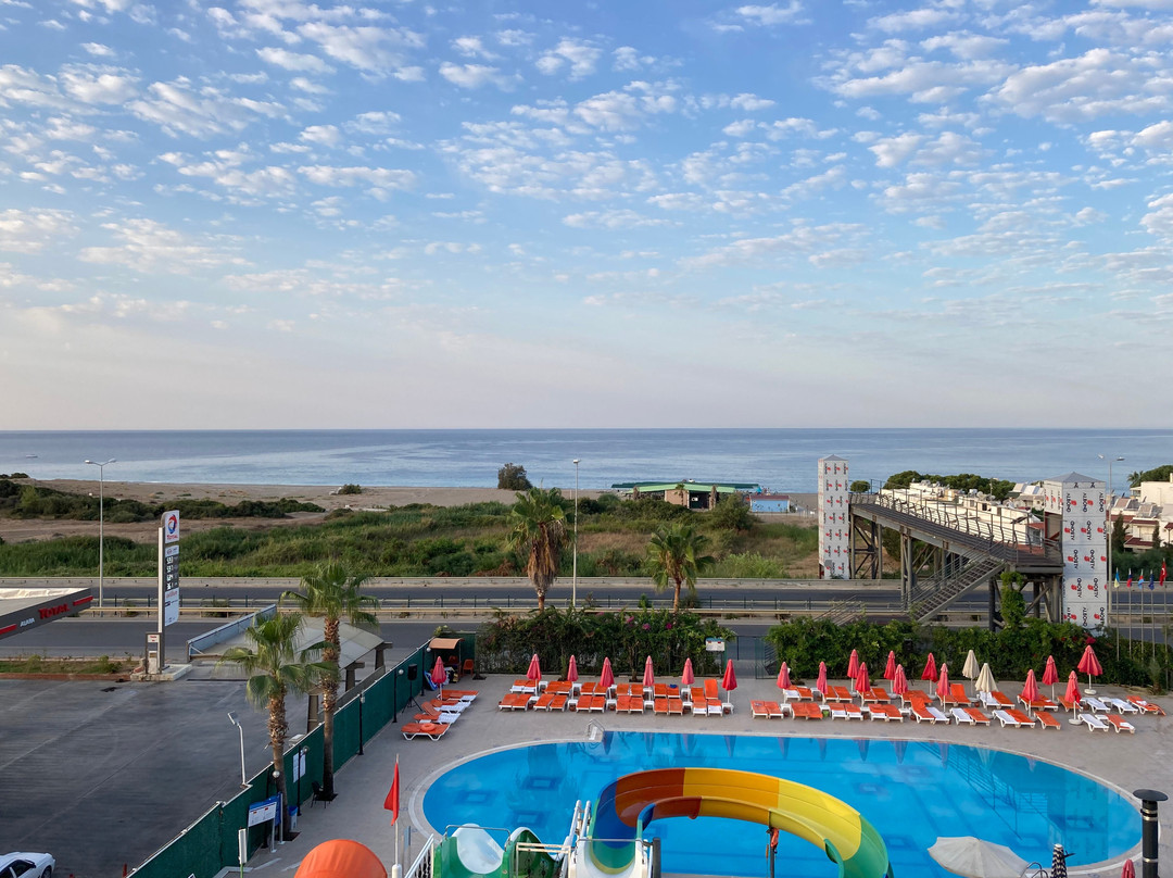 Throne Beach Resort & Spa主图