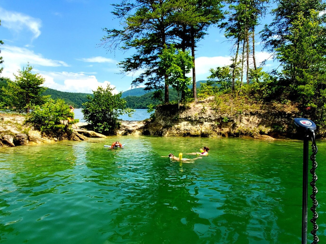 Southern Outlaw Adventures - Lake Jocassee Boat Tours景点图片