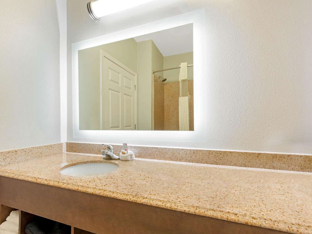 La Quinta Inn & Suites by Wyndham Bridge City主图