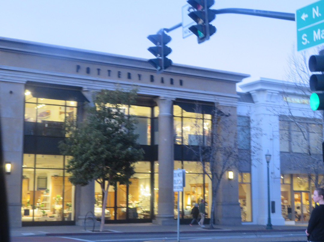 Broadway Plaza-核桃溪必去景点