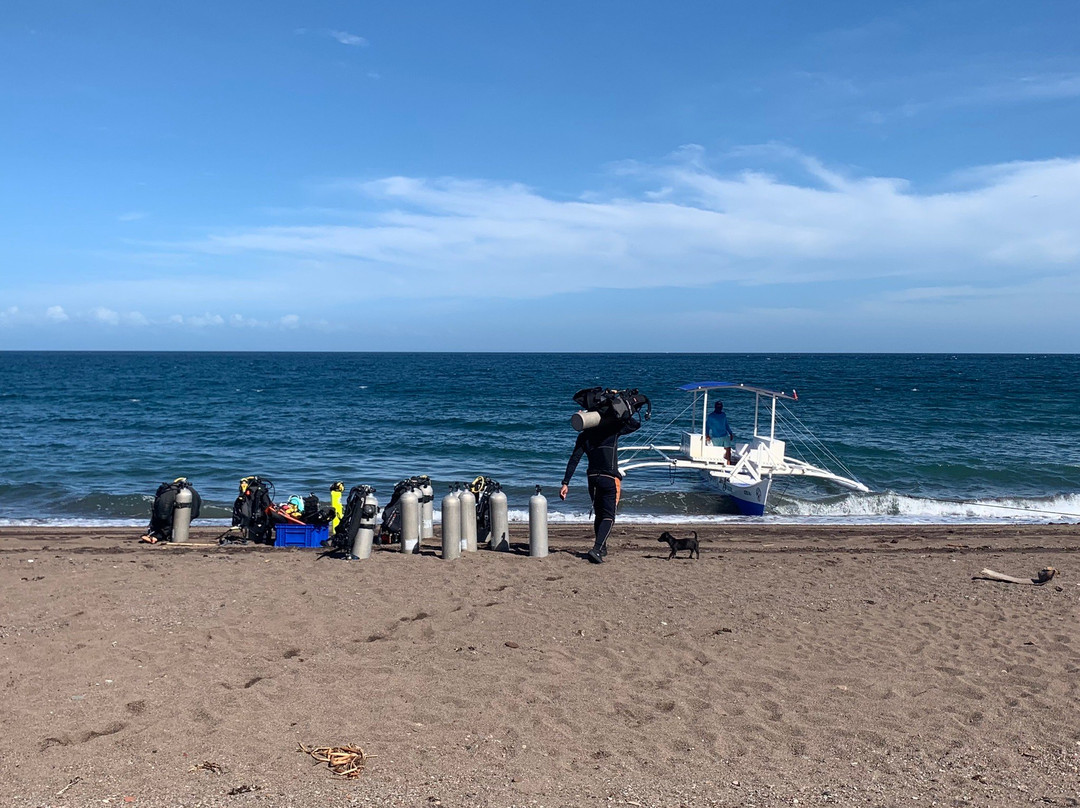 Black Beach Divers-曼巴豪必去景点
