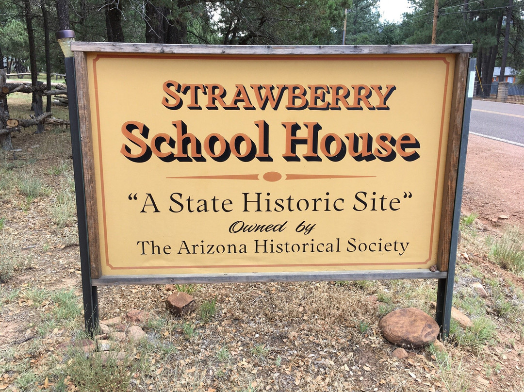 Strawberry School House景点图片