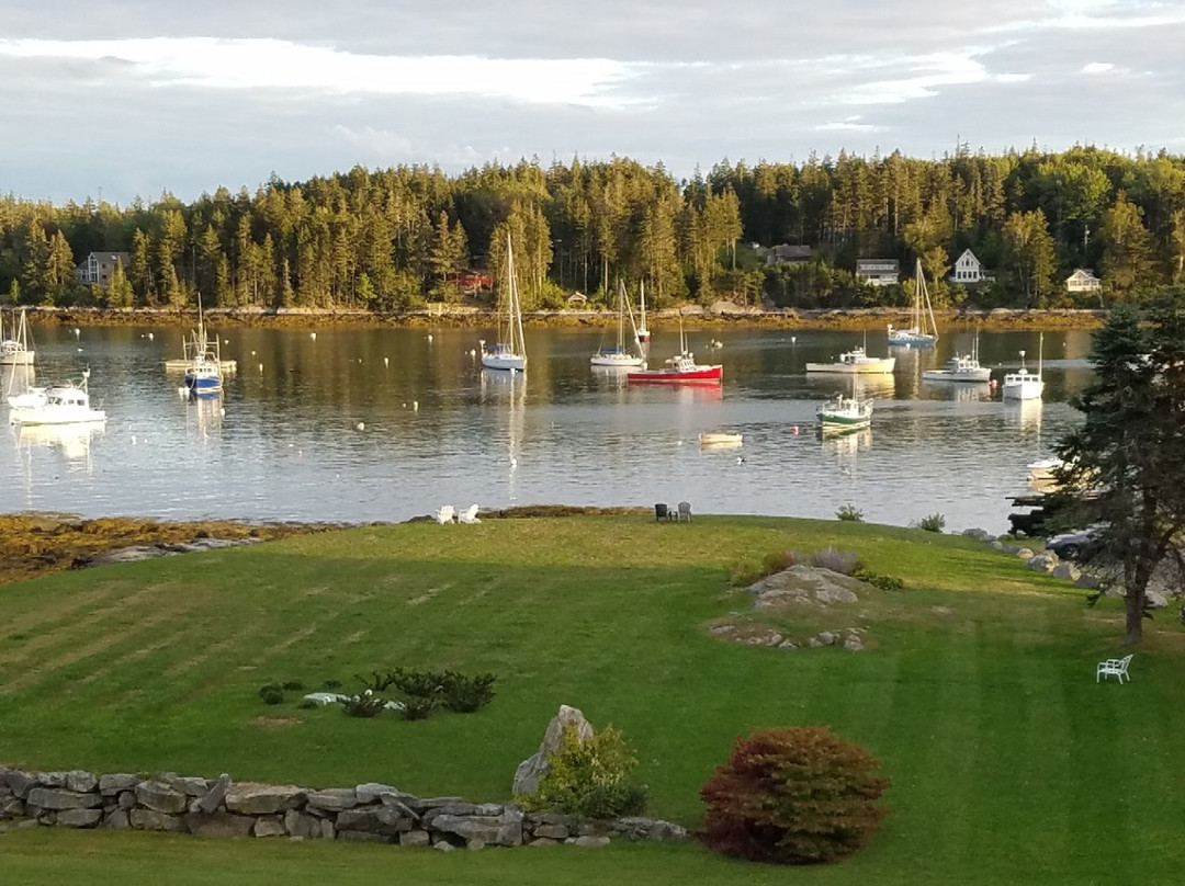 East Wind Inn & Suites主图