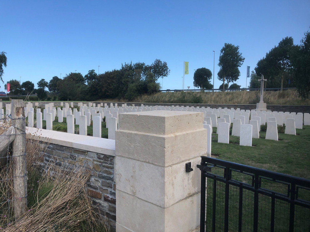 Adinkerke Military Cemetery景点图片