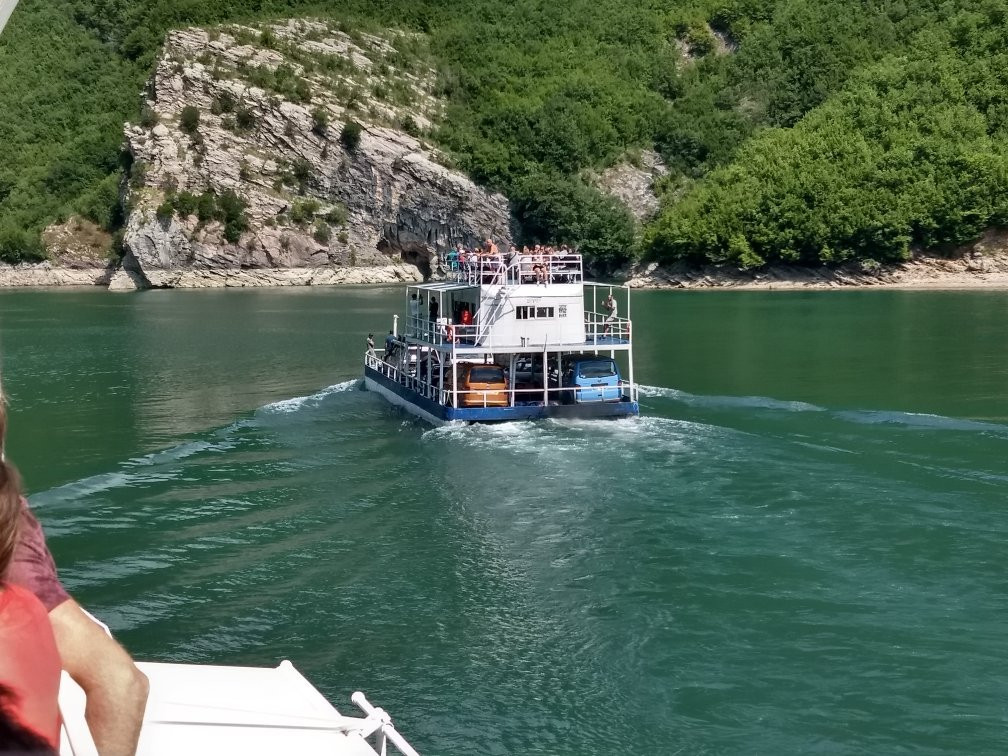Komani Lake Boat Tours景点图片
