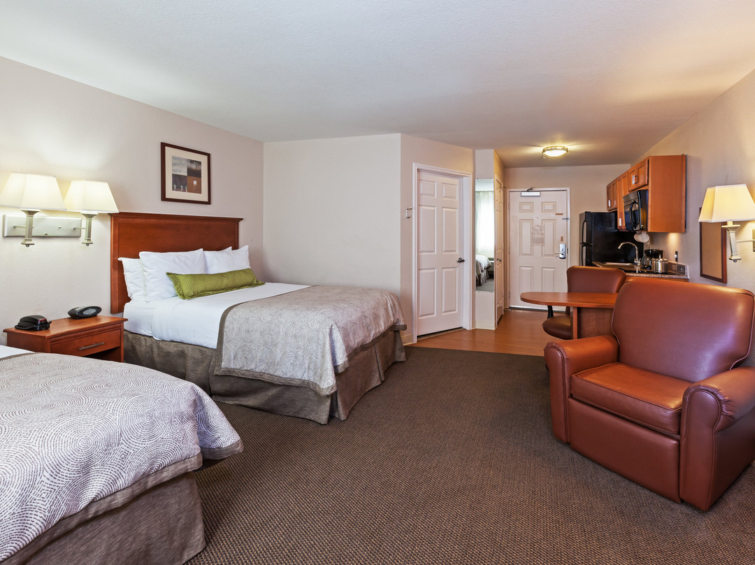 皮尔兰烛木套房酒店主图