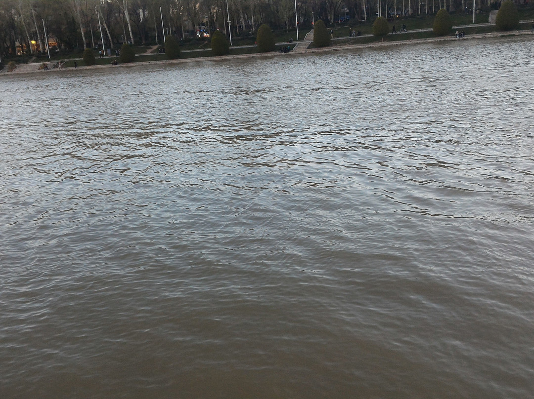 Zayanderud River景点图片