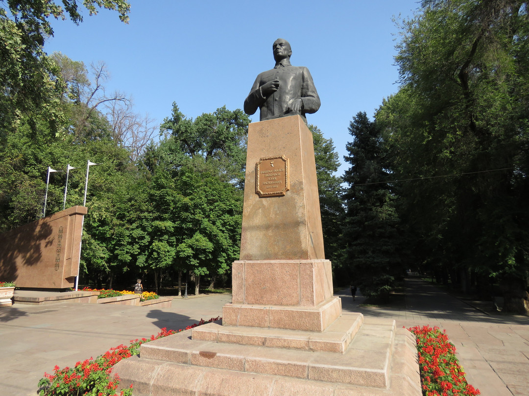 Monument Bust to Ivan Panfilov-阿拉木图必去景点