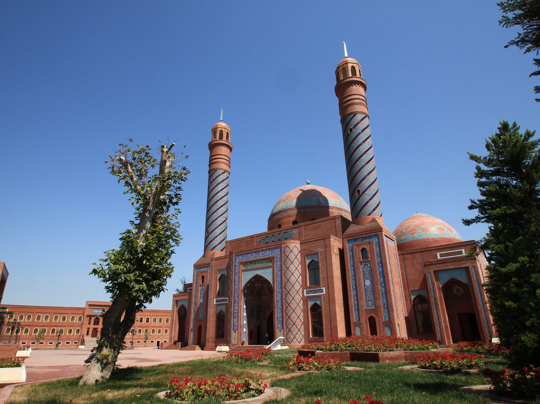 Imamzadeh Mausoleum-占贾必去景点