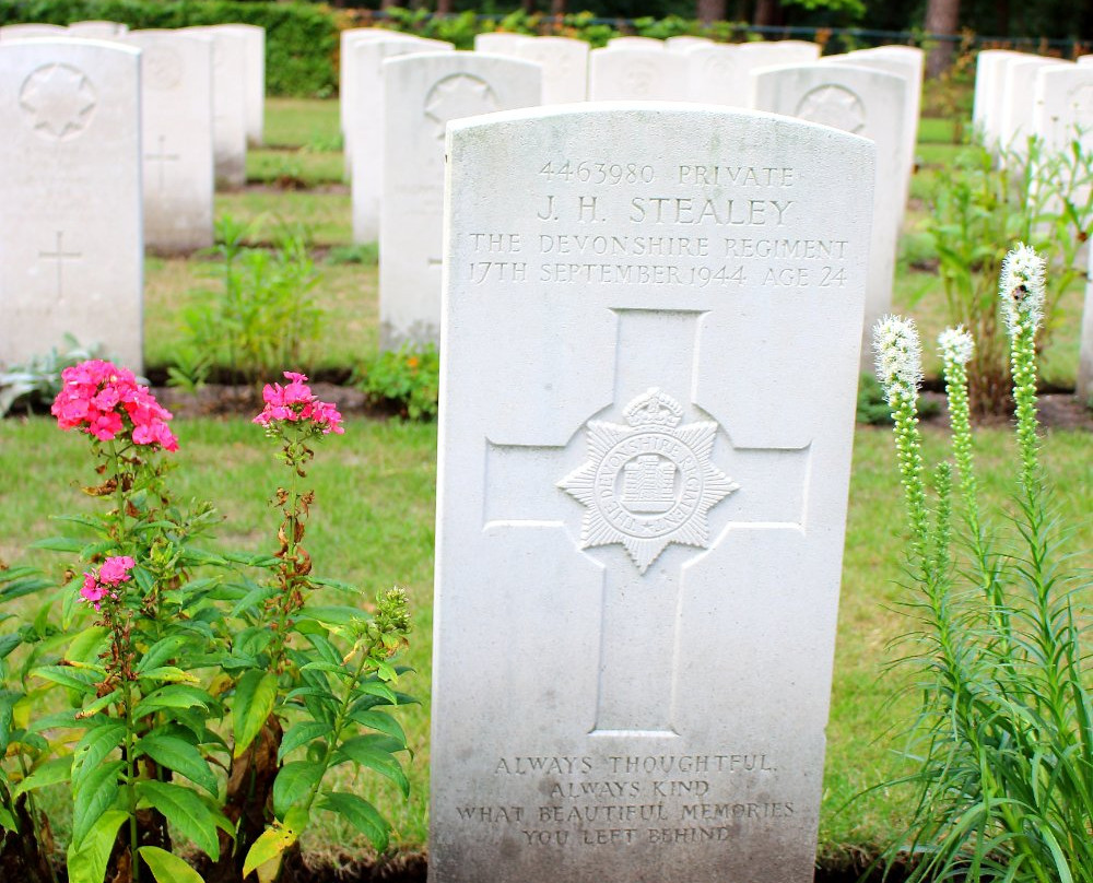 VALKENSWAARD WAR CEMETERY-Valkenswaard必去景点