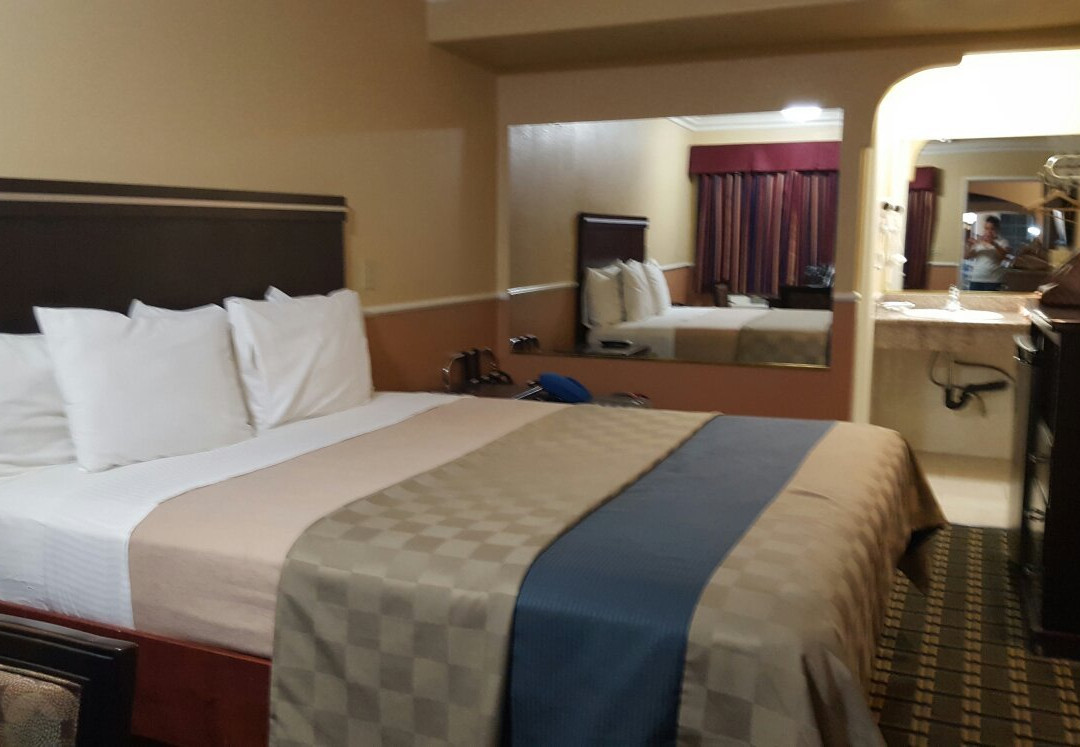 Half Moon Motel主图