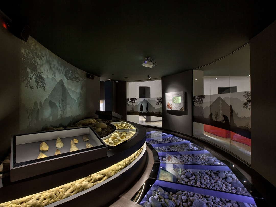 Prehistory and Archaeology Museum of Cantabria景点图片