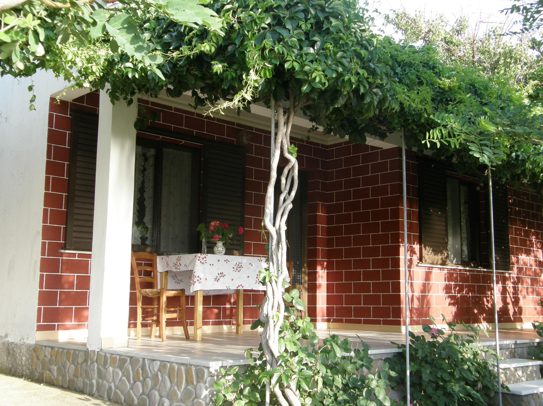 Nikos Apartments