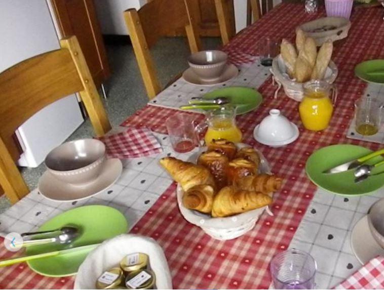 Chambre D'hotes La Haie Fleurie-餐饮