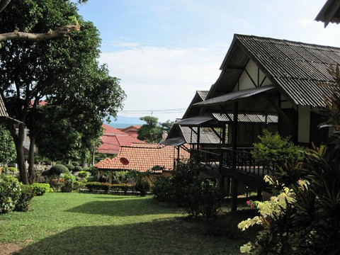 Pooltrap Village Bungalow主图