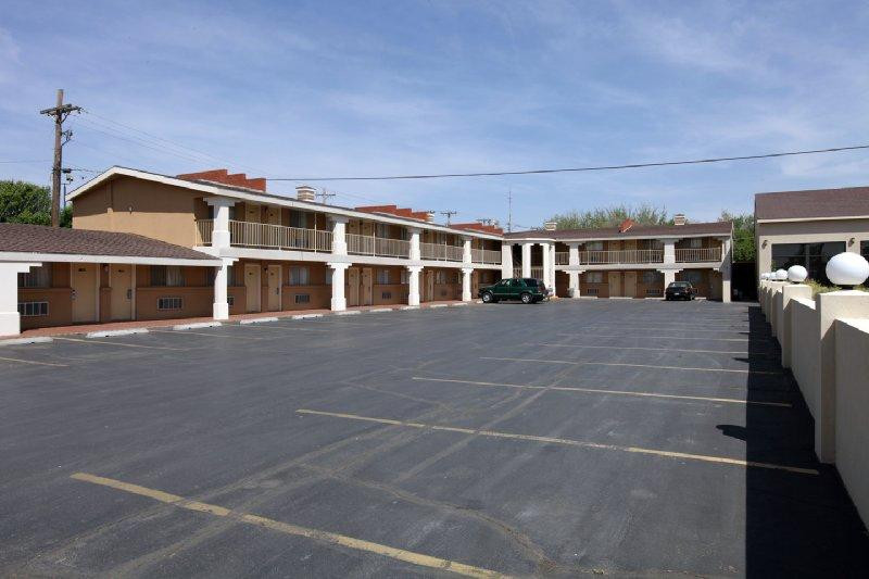 Executive Plus Inn & Suites主图