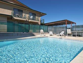 Super 8 by Wyndham Benson主图