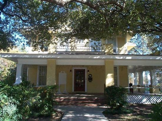 Chestnut Square Historic Village-麦金尼必去景点