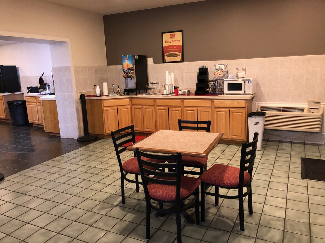 Econolodge Inn & Suites
