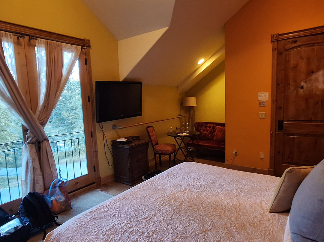 Talus Rock Retreat主图