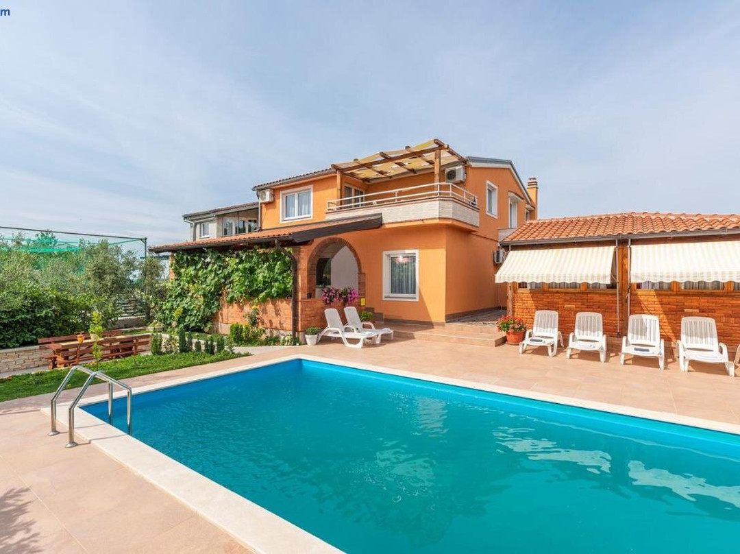 Apartment Complex Villa Visnjan with Pool