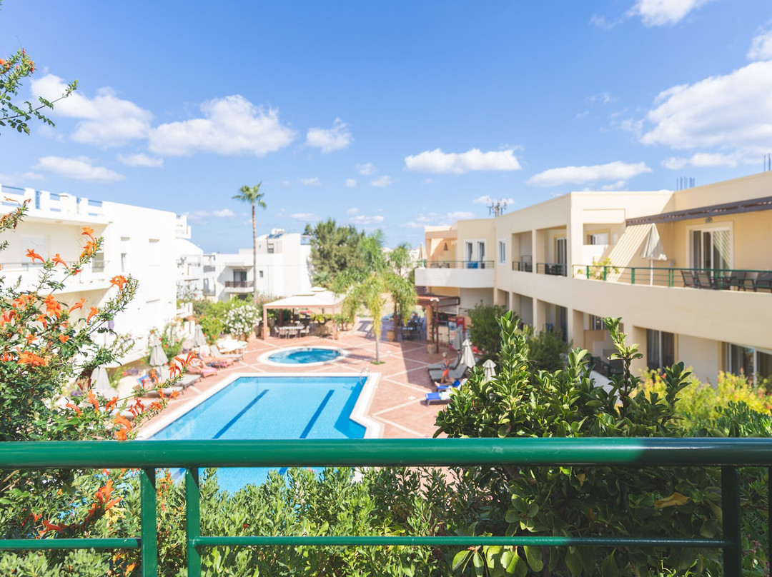 Helios Apartments主图