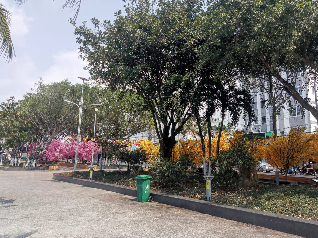 Bach Dang Park (Dinh Cau)