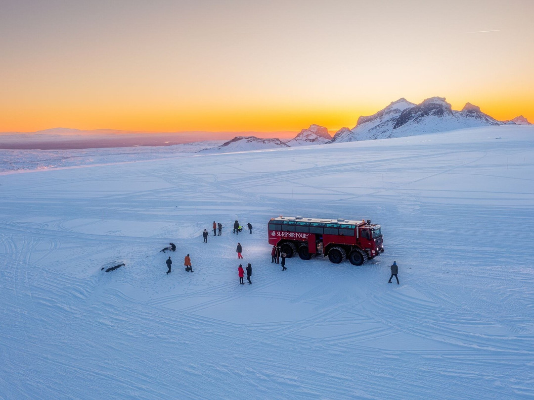 Sleipnir Glacier and Ice Cave Tours in the Biggest Glacier Monster Trucks!景点图片