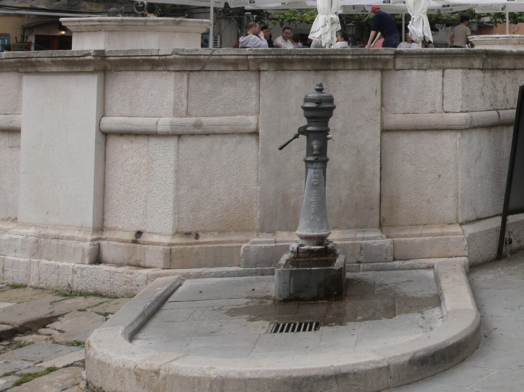 First of May Square-皮兰必去景点