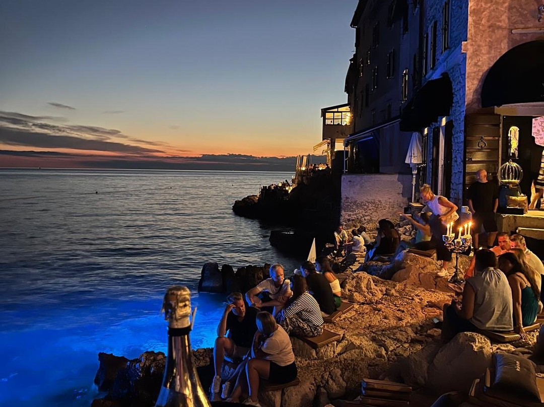 Valentino Cocktail & Champagene Bar-罗维尼必去景点