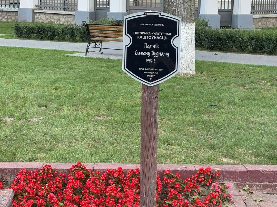 Symon Budny Monument-涅斯维日必去景点