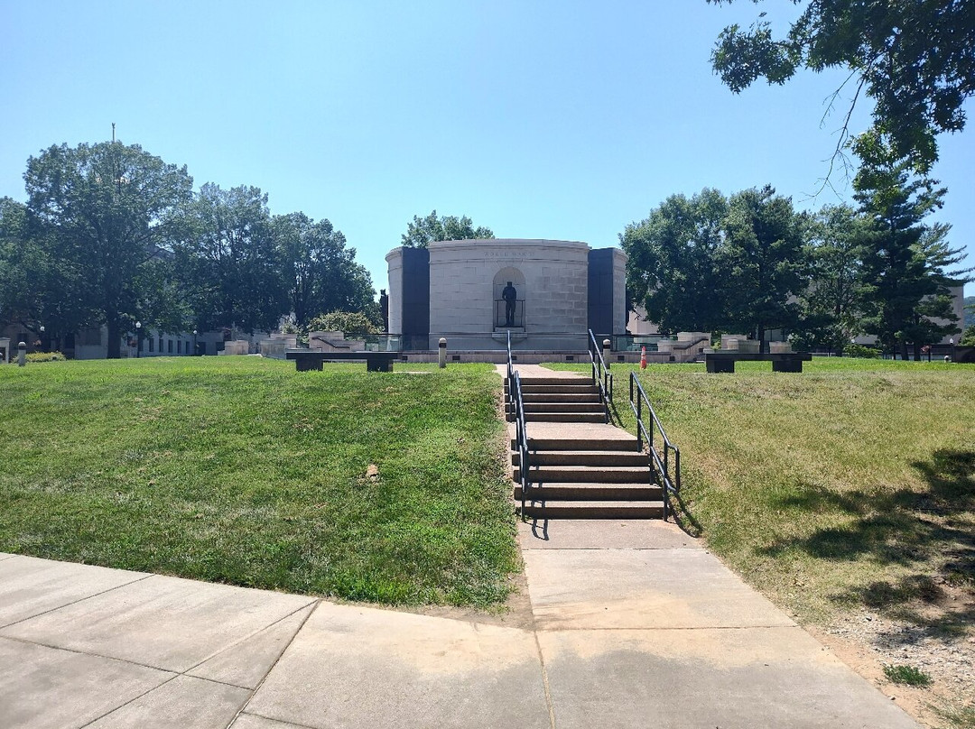West Virginia Veterans Memorial-查尔斯顿必去景点